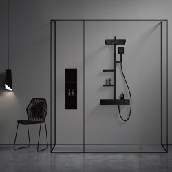 columna de hidromasaje  negra muy grande con estanteria