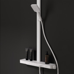 columna de ducha para bañera blanca con estanteria